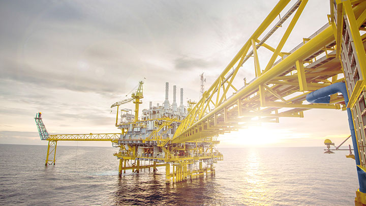Güneşin doğuşunda açık deniz gaz platformu